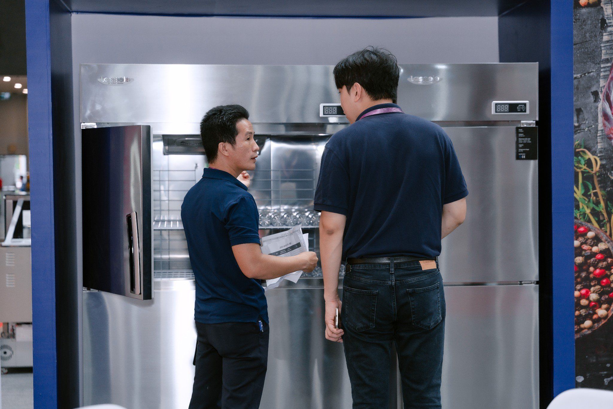 Đoàn Gia đón tiếp khách hàng đến thăm quan gian hàng tại VIETRF 2025