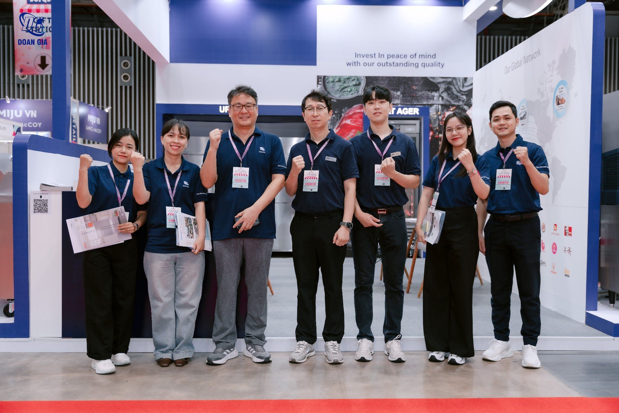 Đoàn Gia đón tiếp khách hàng đến thăm quan gian hàng tại VIETRF 2025