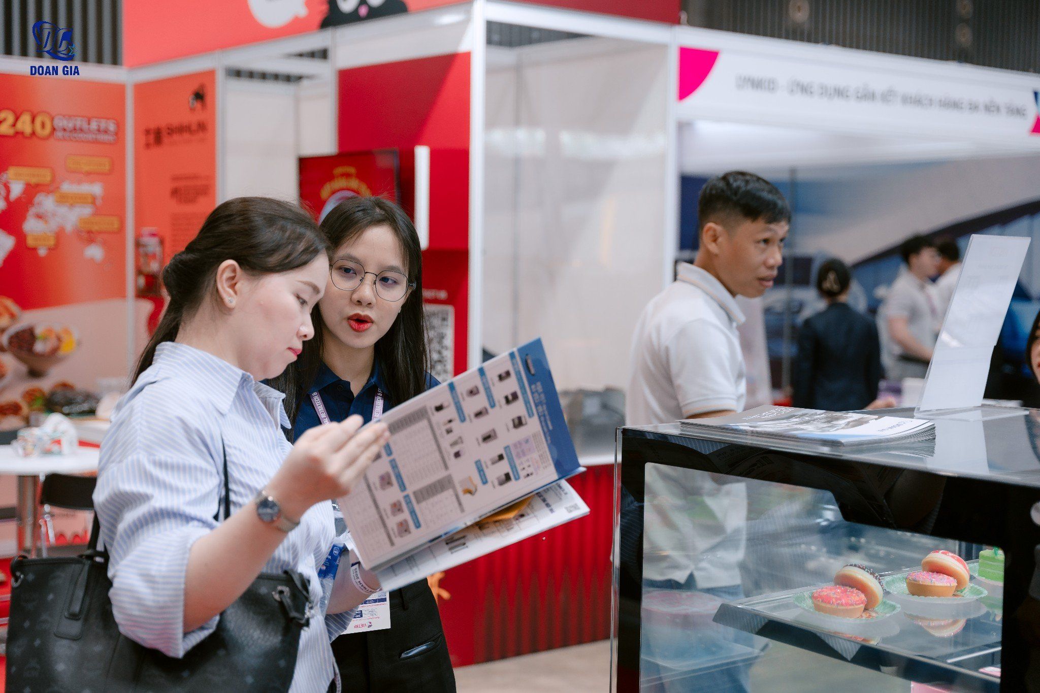 Đoàn Gia đón tiếp khách hàng đến thăm quan gian hàng tại VIETRF 2025