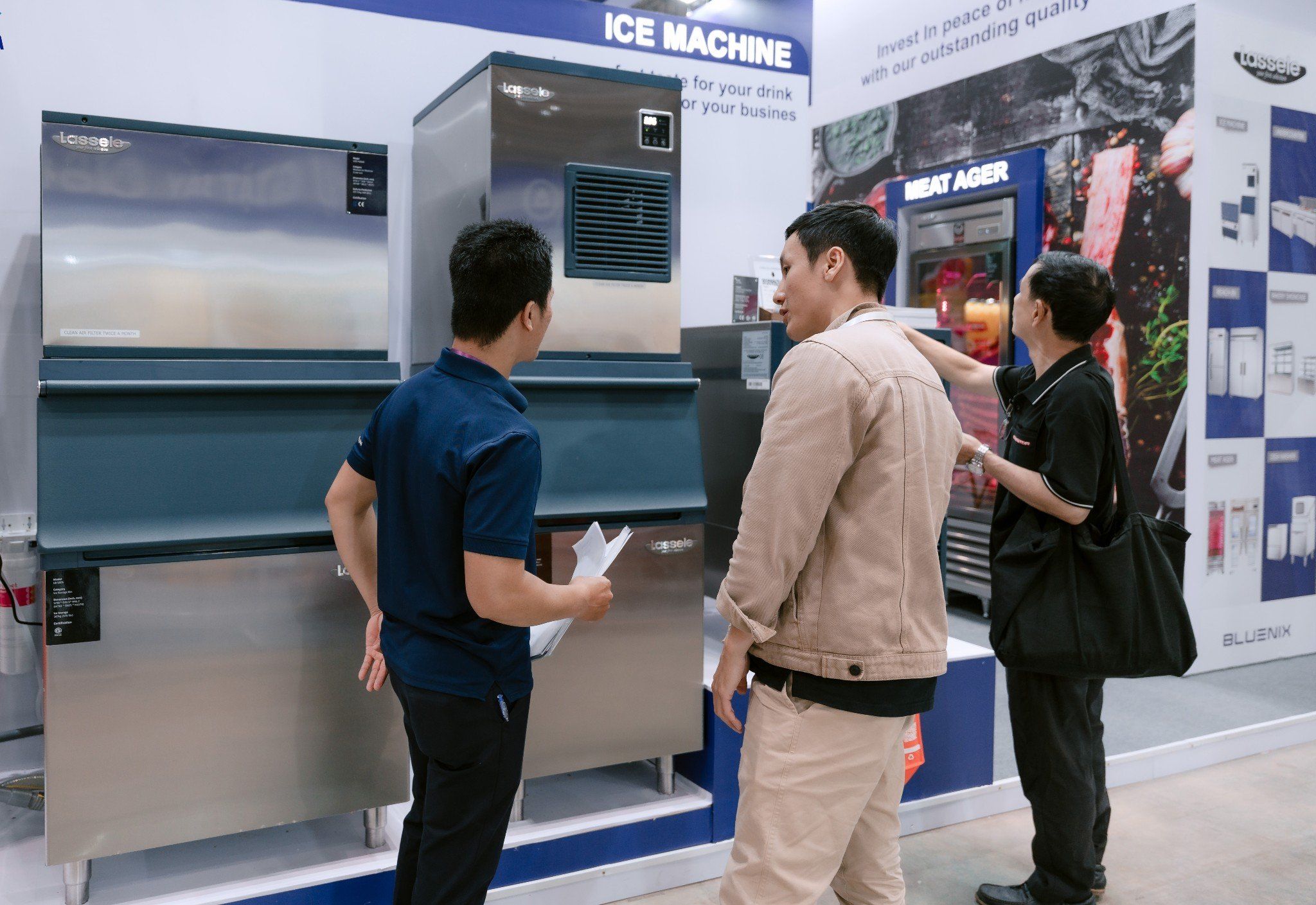 Đoàn Gia đón tiếp khách hàng đến thăm quan gian hàng tại VIETRF 2025