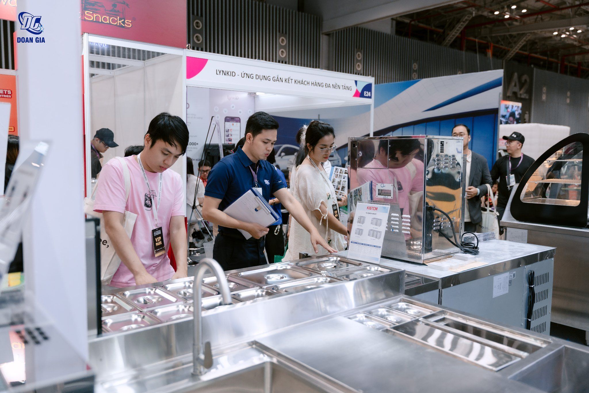 Đoàn Gia đón tiếp khách hàng đến thăm quan gian hàng tại VIETRF 2025