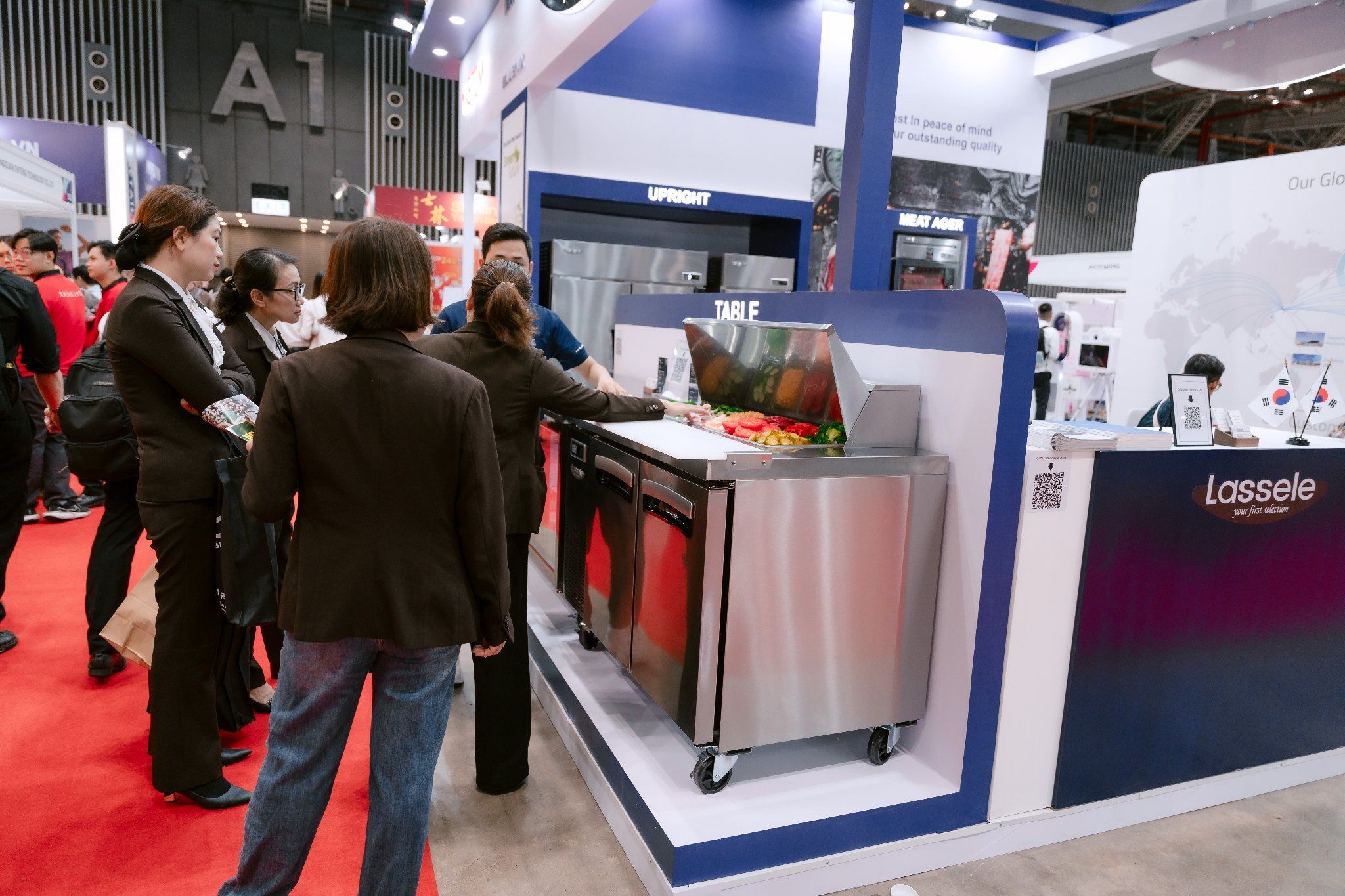 Đoàn Gia đón tiếp khách hàng đến thăm quan gian hàng tại VIETRF 2025