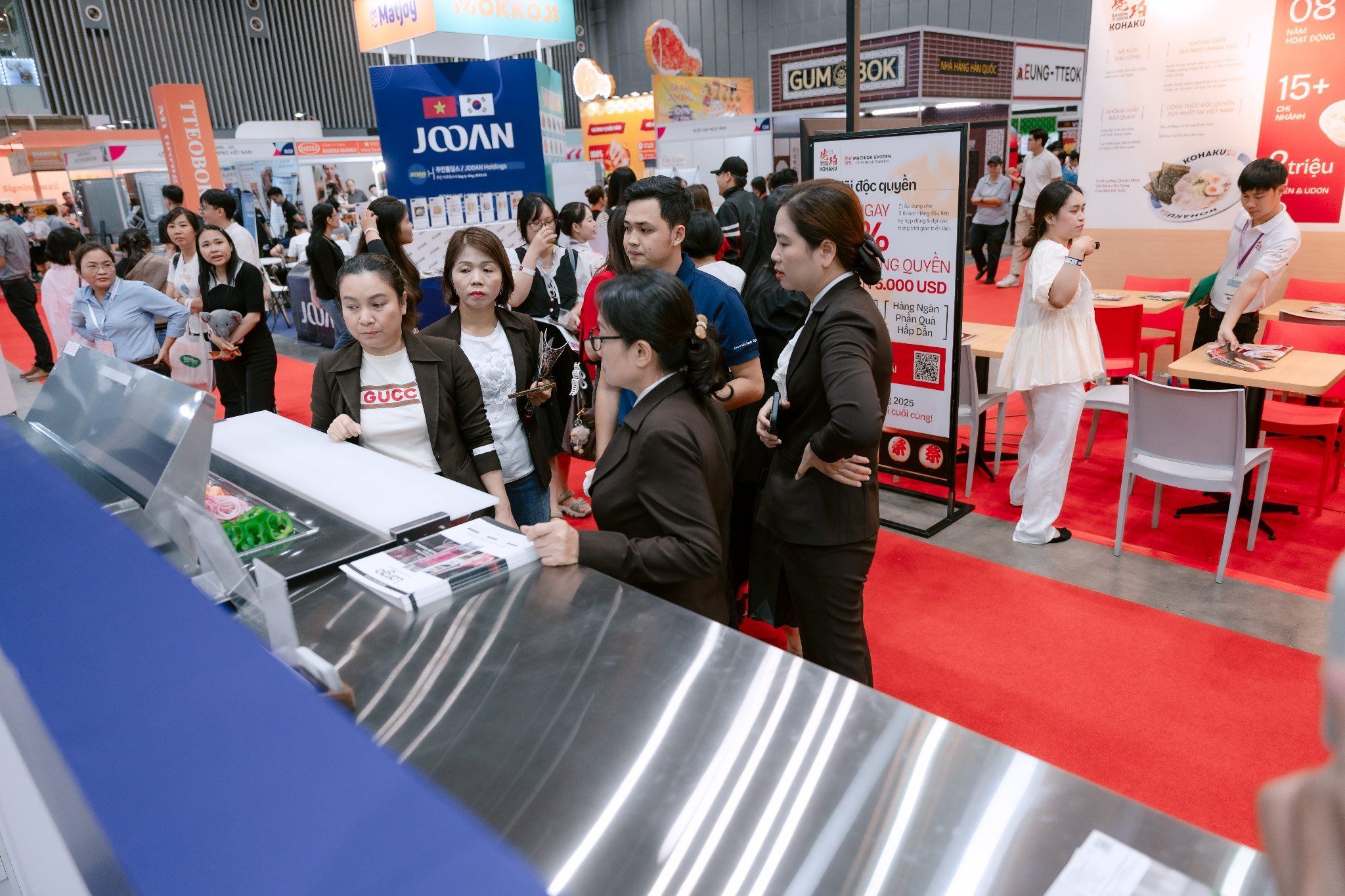 Đoàn Gia đón tiếp khách hàng đến thăm quan gian hàng tại VIETRF 2025