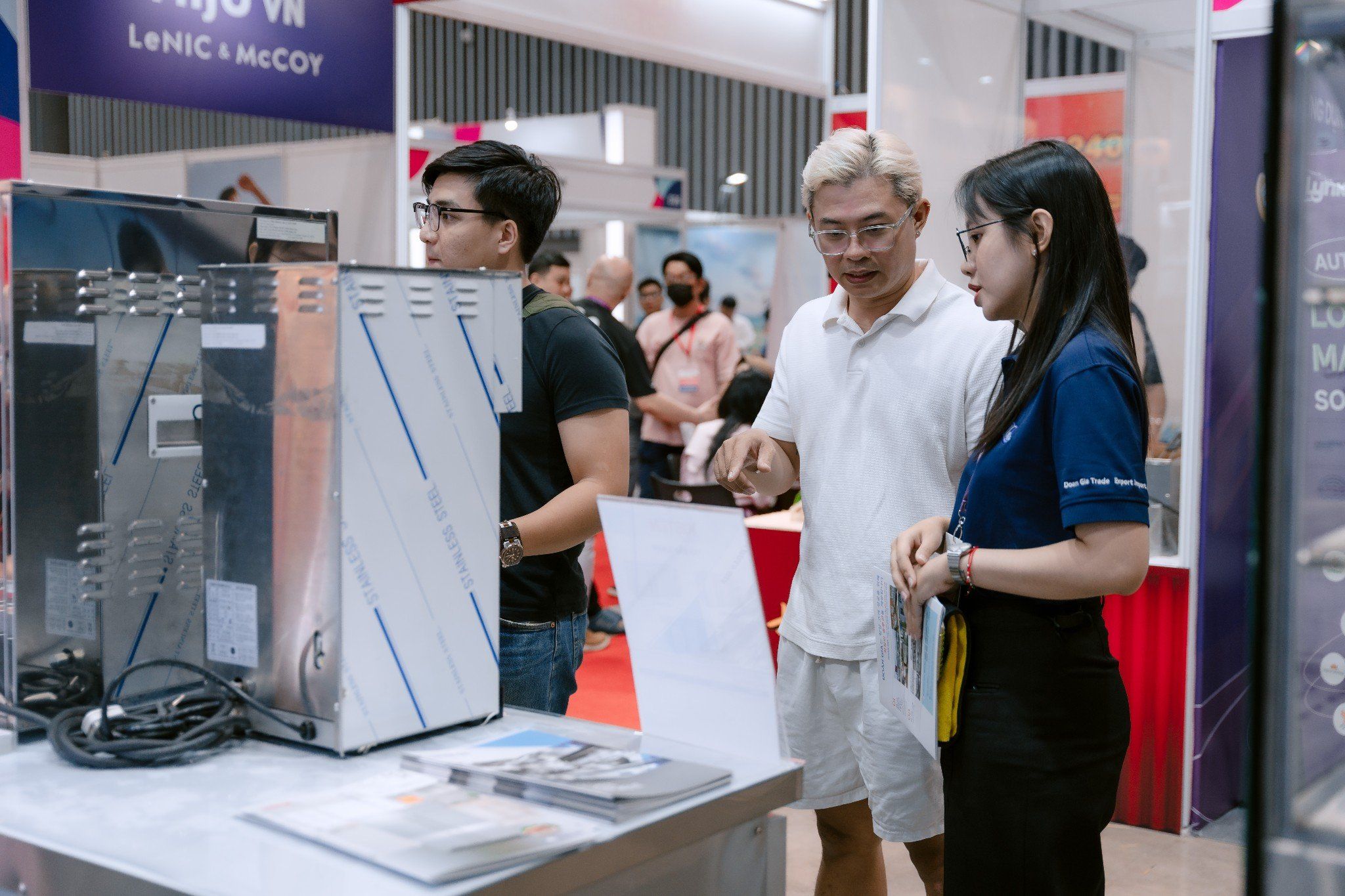 Đoàn Gia đón tiếp khách hàng đến thăm quan gian hàng tại VIETRF 2025