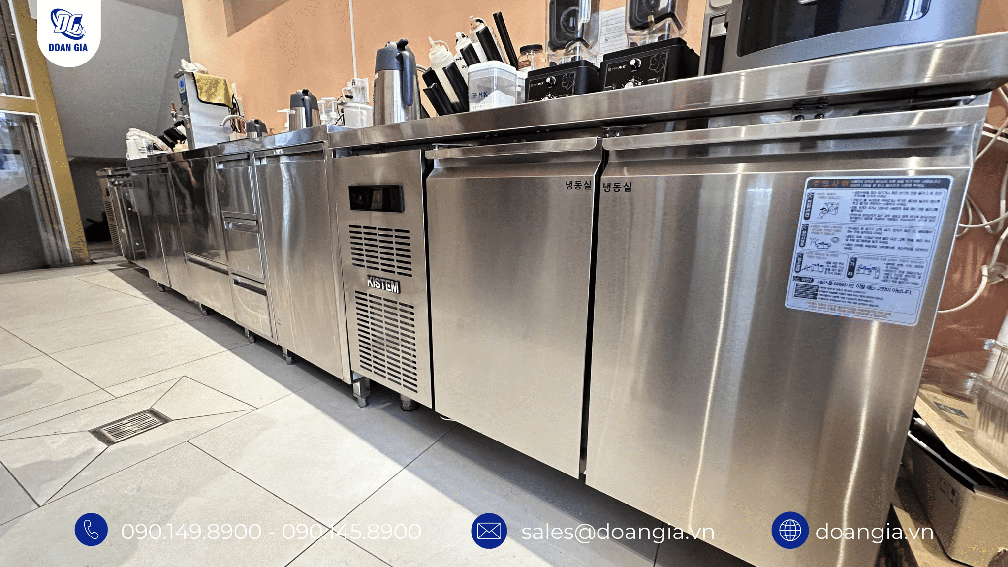 tủ mát bàn chặt inox