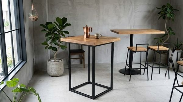 Bàn cafe chân sắt mặt gỗ là gì