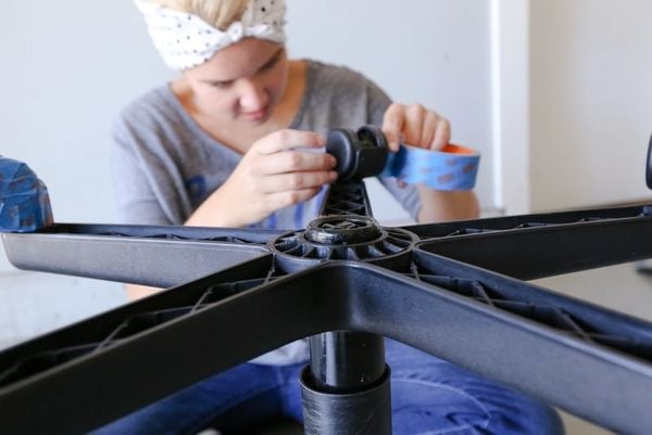 Cách tháo chân ghế xoay khi cần vận chuyển