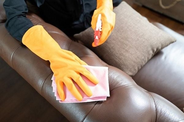 Cách vệ sinh ghế sofa da với dung dịch chuyên dụng