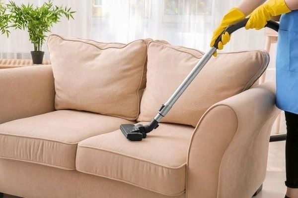 Vệ sinh sofa da bằng máy hút bụi