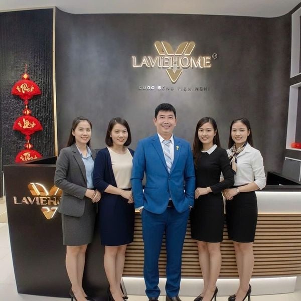 Ông Thạch Huy Hoàng cùng nhân sự công ty