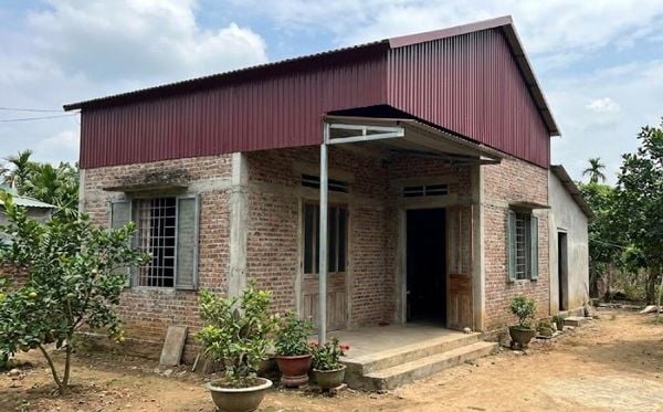 Mẫu nhà 2 tầng nông thôn 400 triệu mái tôn