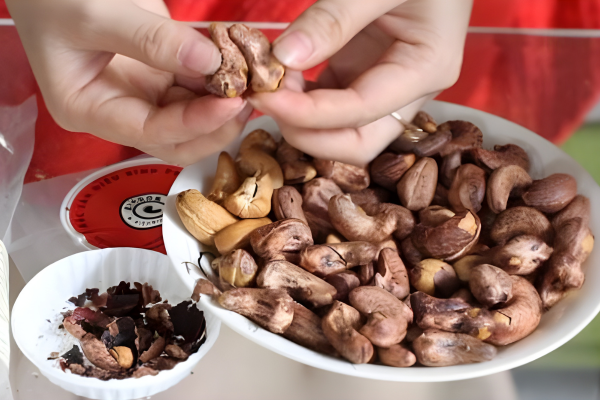 Bóc vỏ hạt điều thủ công