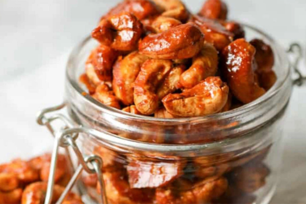 Bảo quản hạt điều trong hộp kín để giữ được độ giòn