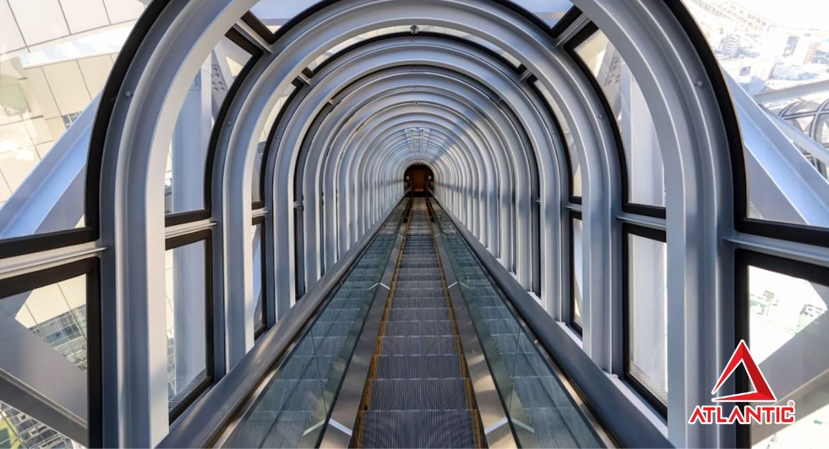 thang cuốn kính ngoài trời ở khu vực Umeda Sky Building (Osaka)