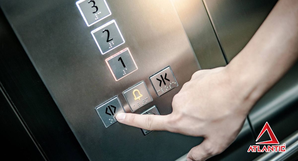thói quen xấu khi đi thang máy cần tránh