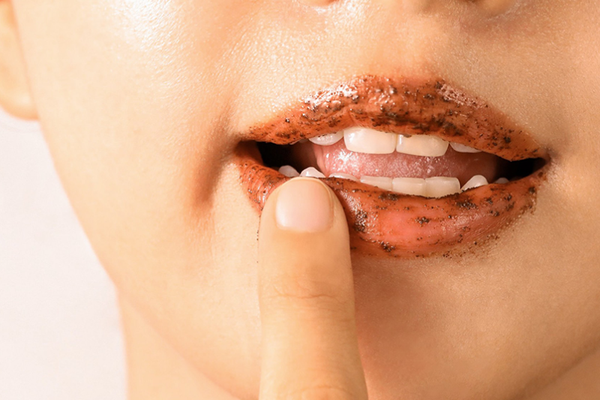 tẩy tế bào chết môi