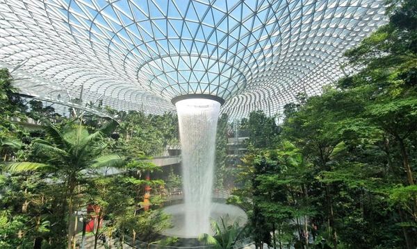 Sân bay có tháp nước trong nhà cao nhất thế giới