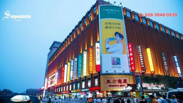 Toàn cảnh phố đi bộ Vương Phủ Tỉnh Bắc Kinh ban ngày với trung tâm thương mại và cửa hàng sầm uất (ảnh sưu tầm)