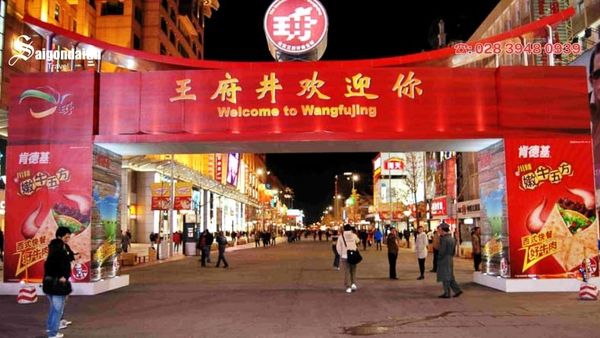 Toàn cảnh phố đi bộ Vương Phủ Tỉnh Bắc Kinh ban ngày với trung tâm thương mại và cửa hàng sầm uất (ảnh sưu tầm)