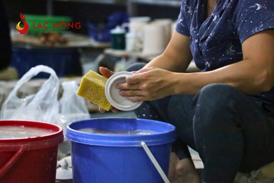 Nhúng men trong quy trình sản xuất đồ gốm