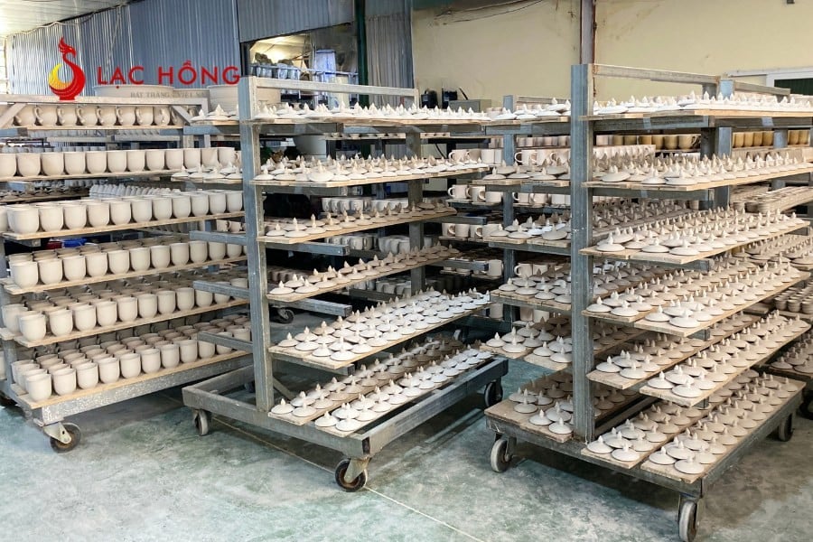 Phơi sản phẩm tại xưởng Gốm Sứ Lạc Hồng