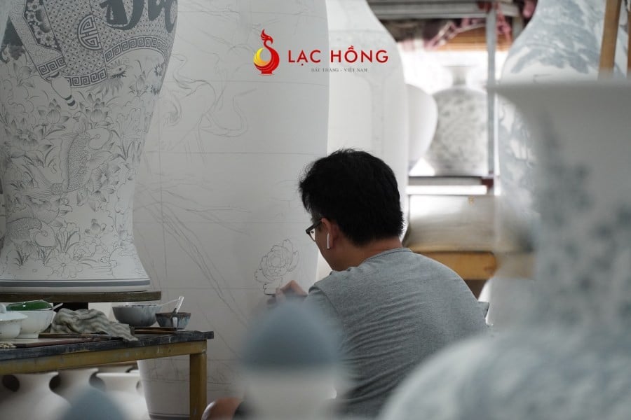 Vẽ phác thảo trên bình gốm Bát Tràng