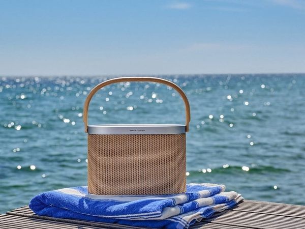 Loa B&O Beosound A5 thiết kế retro cho dã ngoại