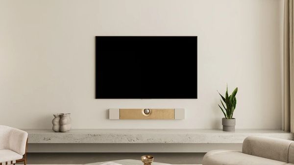 Soundbar Devialet Dione treo tường phòng khách hiện đại