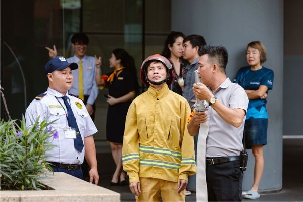 Nhân viên bảo vệ Long Hoàng thực hành dập tắt đám cháy tại mục tiêu