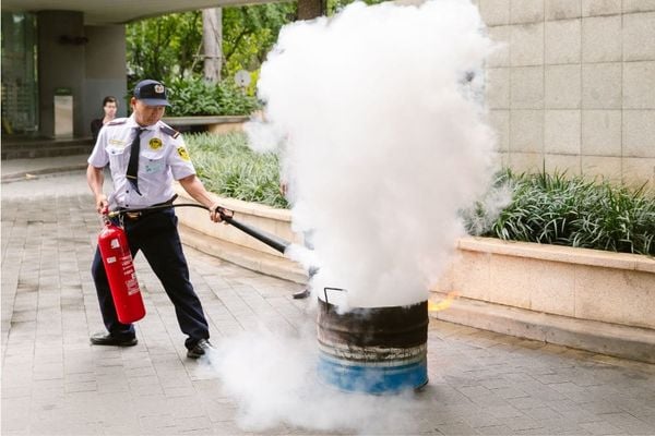 Nhân viên bảo vệ Long Hoàng thực hành dập tắt đám cháy tại mục tiêu