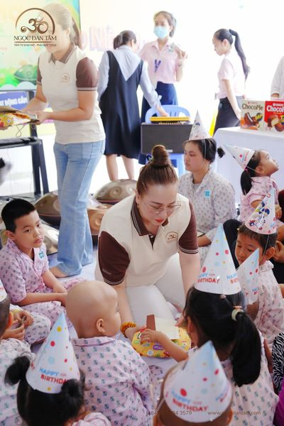 Ngọc Đan Tâm trao quà tặng sinh nhật cho các em