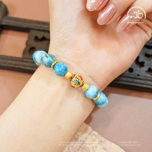 Đeo đá Larimar đúng cách