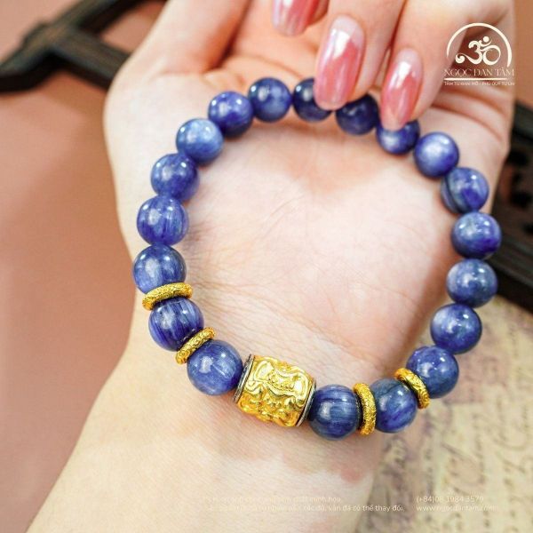 Kyanite thường được xếp vào hành Thủy