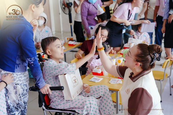 Ngọc Đan Tâm được ngồi lại gần hơn với các em và gia đình
