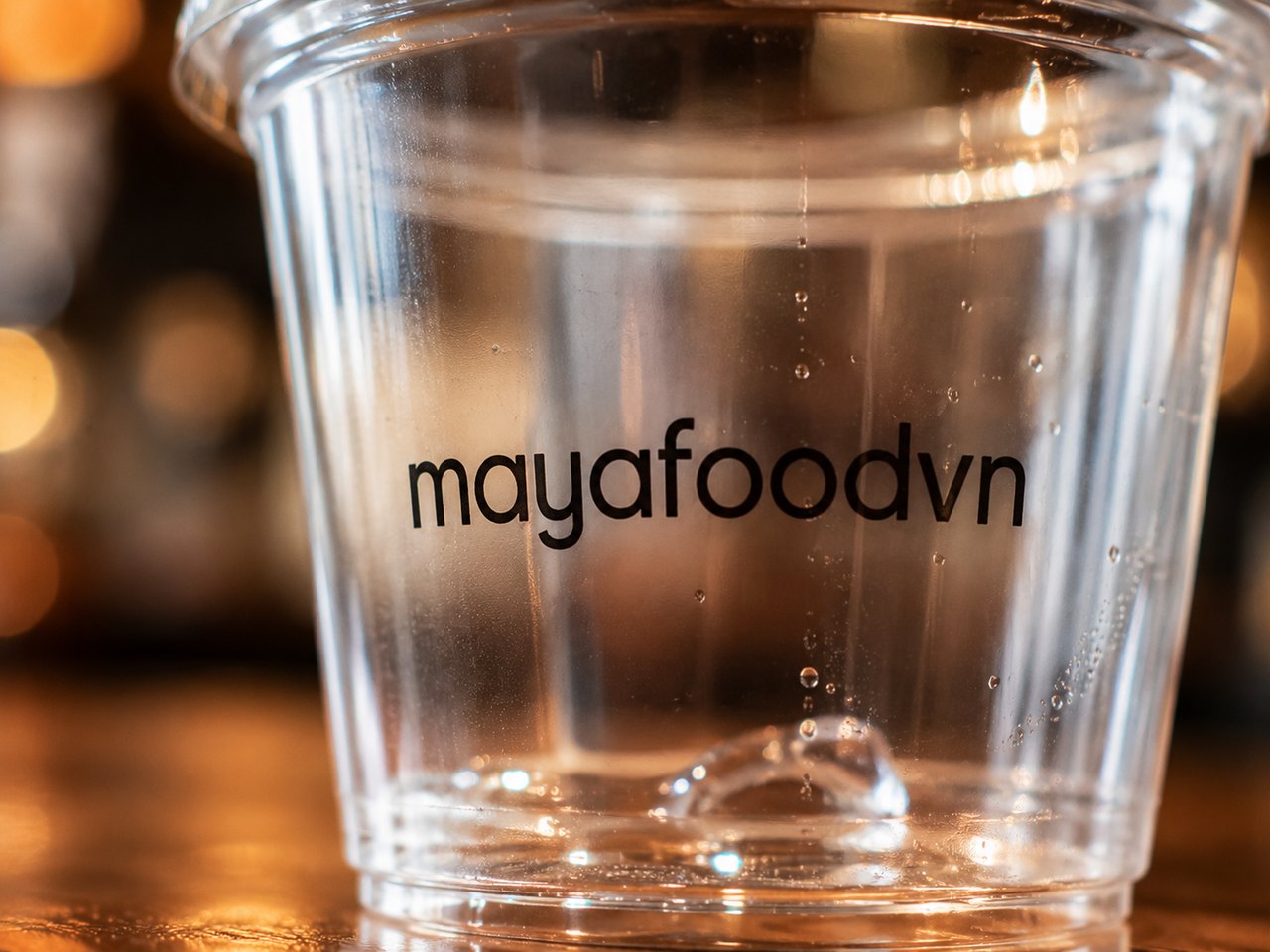 Cận cảnh in logo sắc nét trên ly nhựa - Maya Food