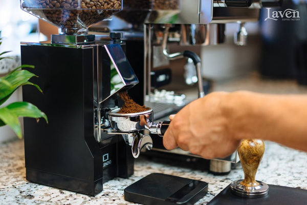 so-sanh-may-xay-co-va-may-xay-tu-dong-cho-quan-ca-phe-bien-hoa-ho-chi-minh-laven-coffee