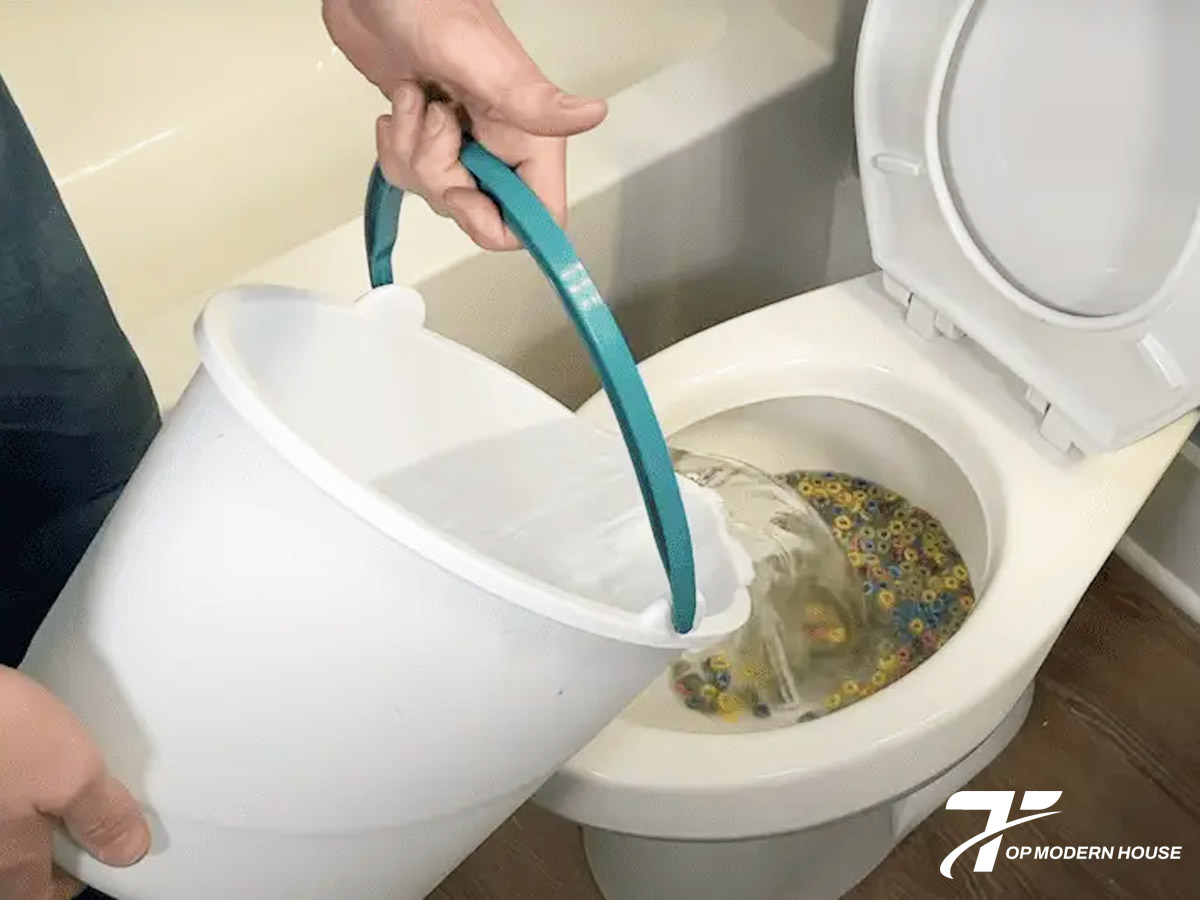 Nếu xả thủ công dự phòng không hoạt động, hãy dùng xô nước dội thẳng vào bồn cầu để tạo áp lực cuốn trôi chất thải.