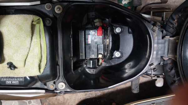 thay-cu-de-xe-may-va-ac-quy-xe-may