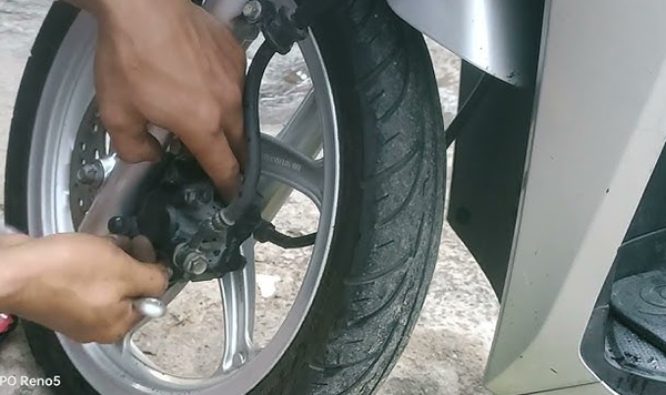 thay-ma-phanh-dia-xe-vision