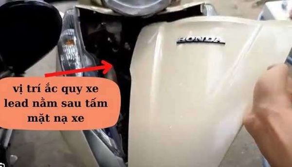 cach-mo-binh-ac-quy-tren-xe-lead