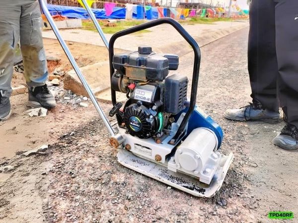 Máy đầm bàn 48kg Hitachi tpd40rf