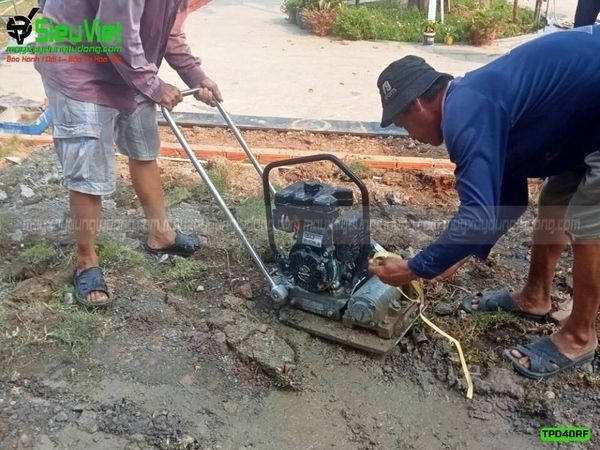 Máy đầm bàn 48kg Hitachi tpd40rf