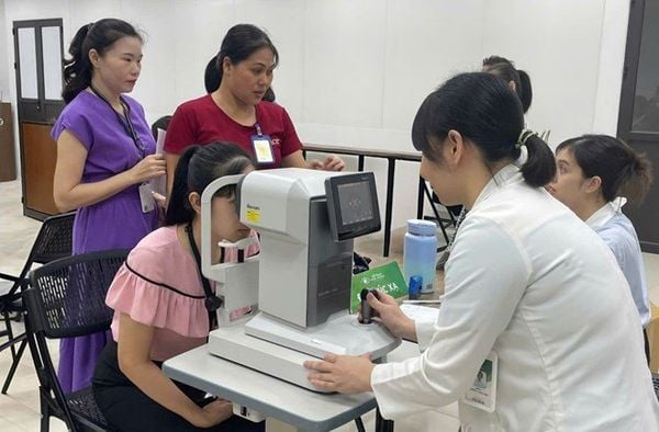 400 công nhân giày da ở Hải Phòng được khám tầm soát mắt