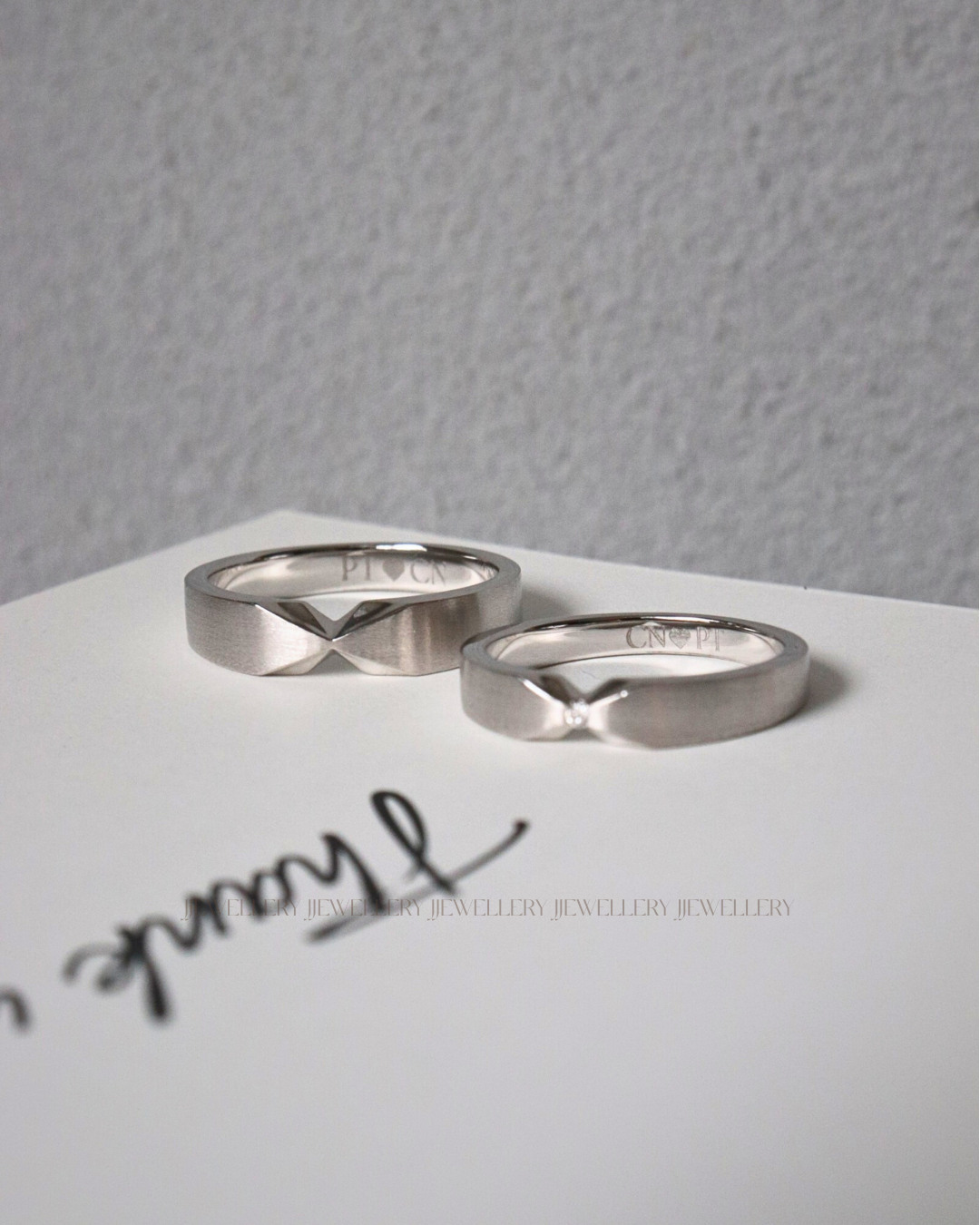 Cặp nhẫn cưới thiết kế riêng bề mặt sáng tại JJewellery Quận 1 TP.HCM