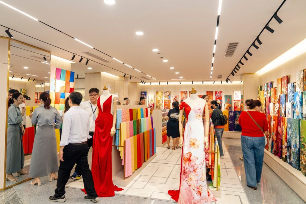 Không gian bên trong cửa hàng Thái Tuấn Cộng Hòa