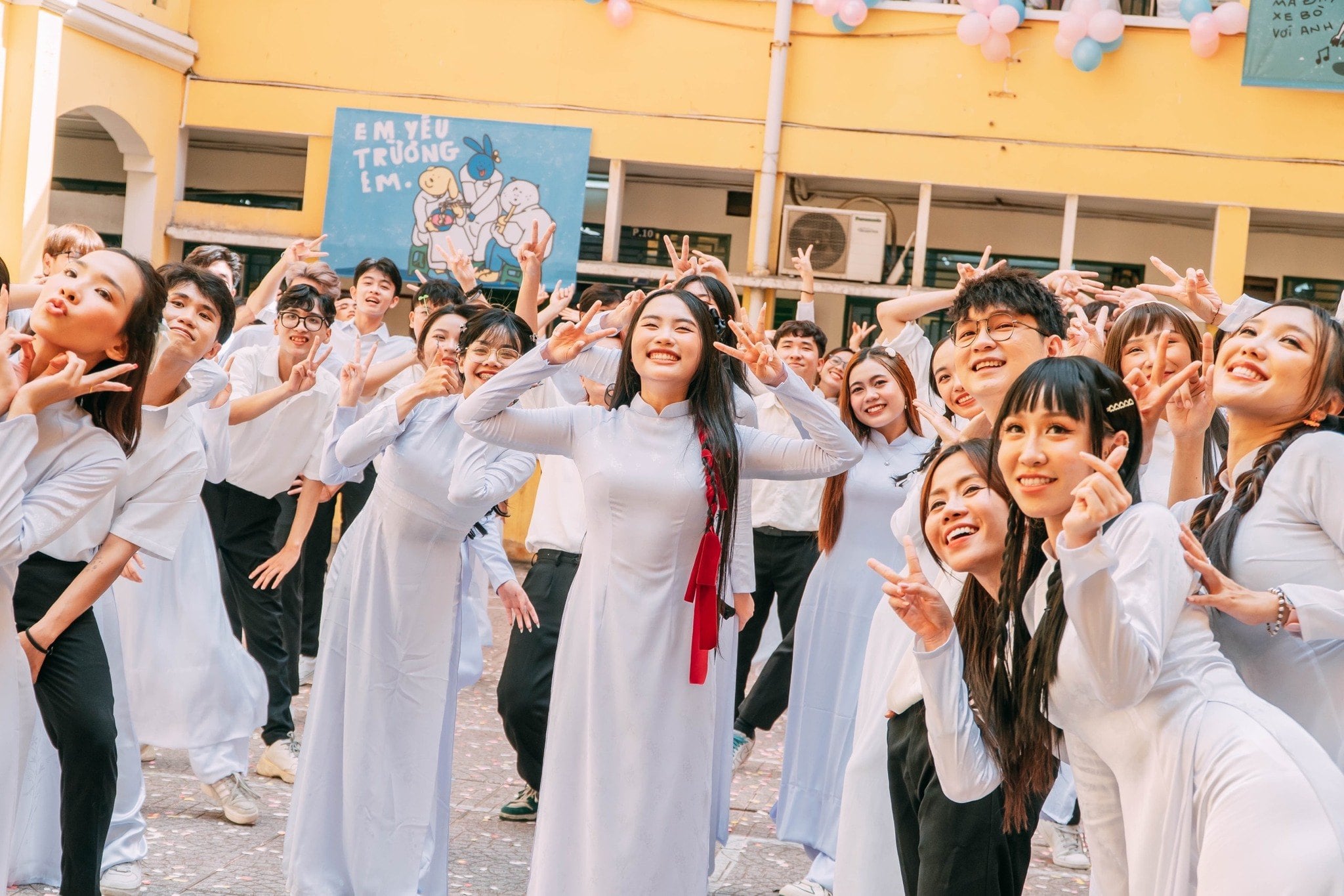 Phương Mỹ Chi Mặc áo dài Lencii Thái Tuấn