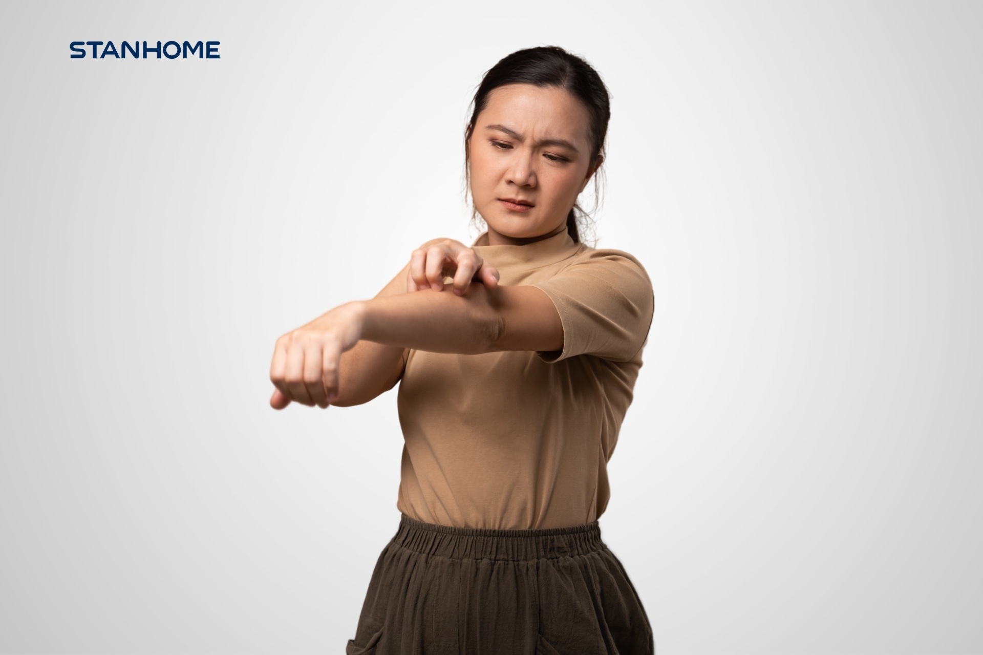 Mặc quần áo bó sát gây viêm nang lông