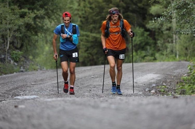 Hướng dẫn đi xuống dốc (downhill) với gậy trong chạy trail
