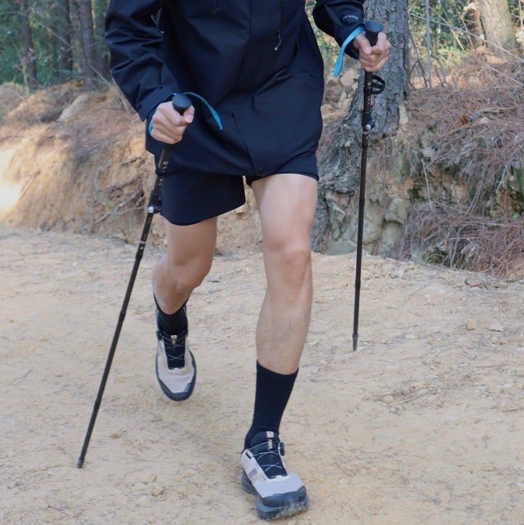 Hướng dẫn đi xuống dốc (downhill) với gậy trong chạy trail