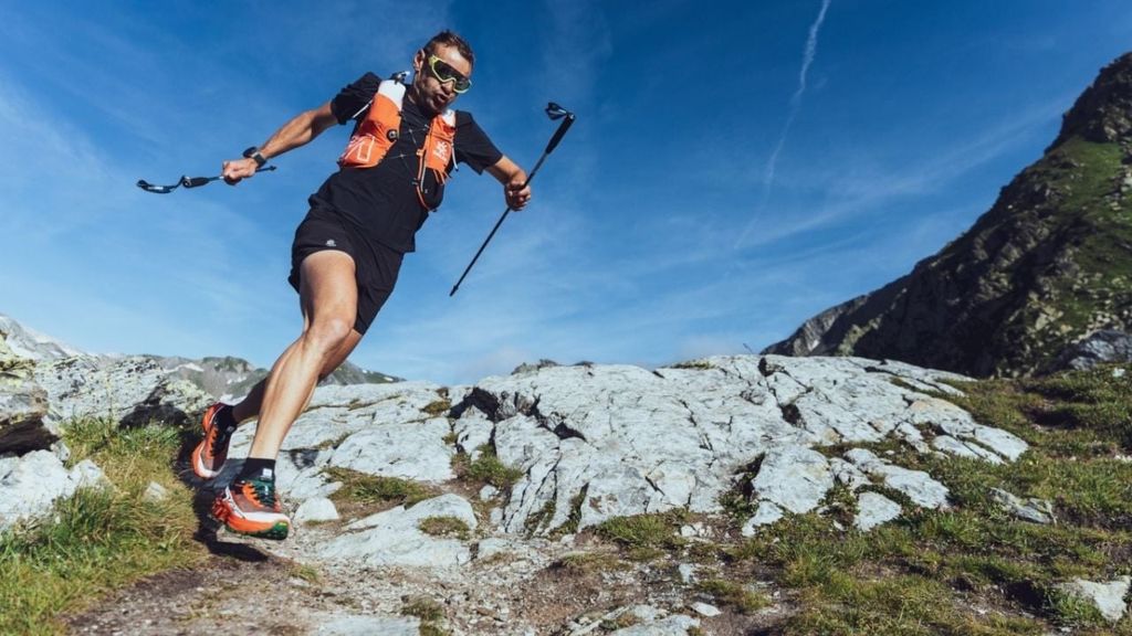 Hướng dẫn đi xuống dốc (downhill) với gậy trong chạy trail